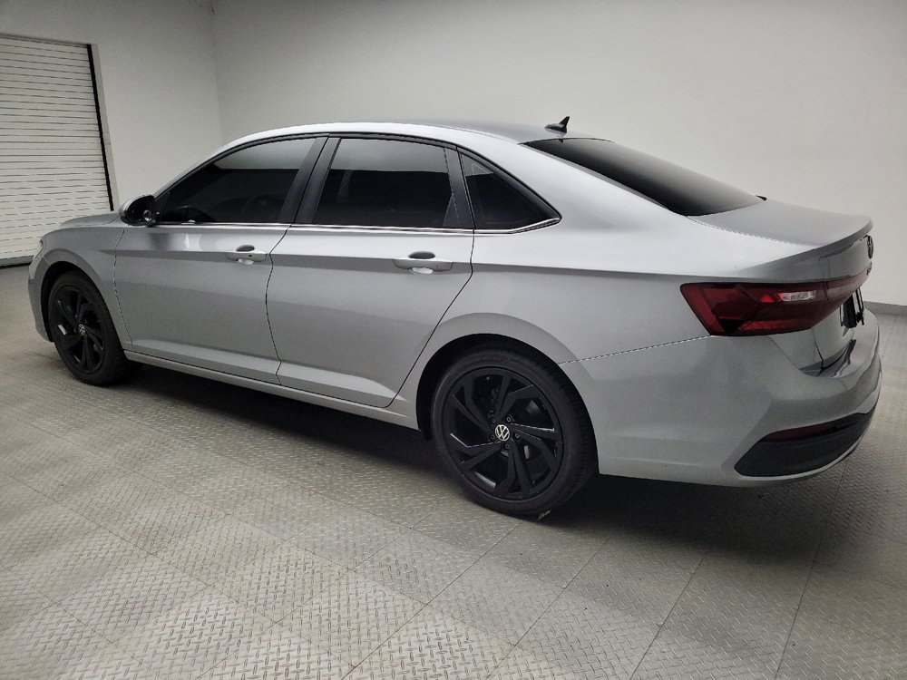 Used 2025 Volkswagen Jetta SE FWD image 3