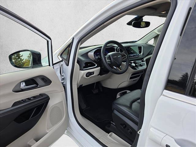 Used 2024 Chrysler Pacifica Touring-L FWD image 23