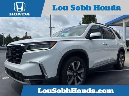 Used 2025 Honda Pilot Touring image 1