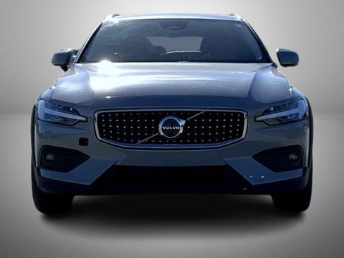 Used 2025 Volvo V60 B5 Cross Country Plus image 2