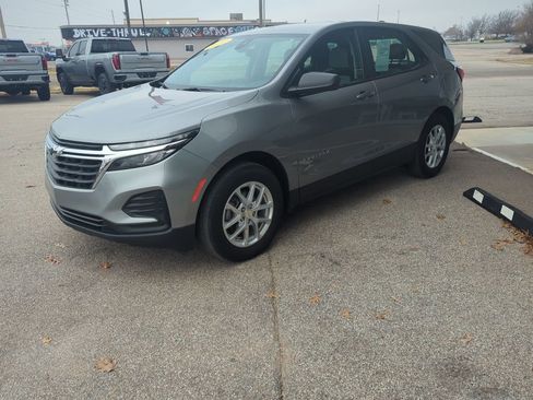 Used 2023 Chevrolet Equinox LS image 3
