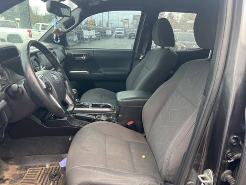 Used 2016 Toyota Tacoma TRD Off-Road w/ Premium & Technology Package image 7