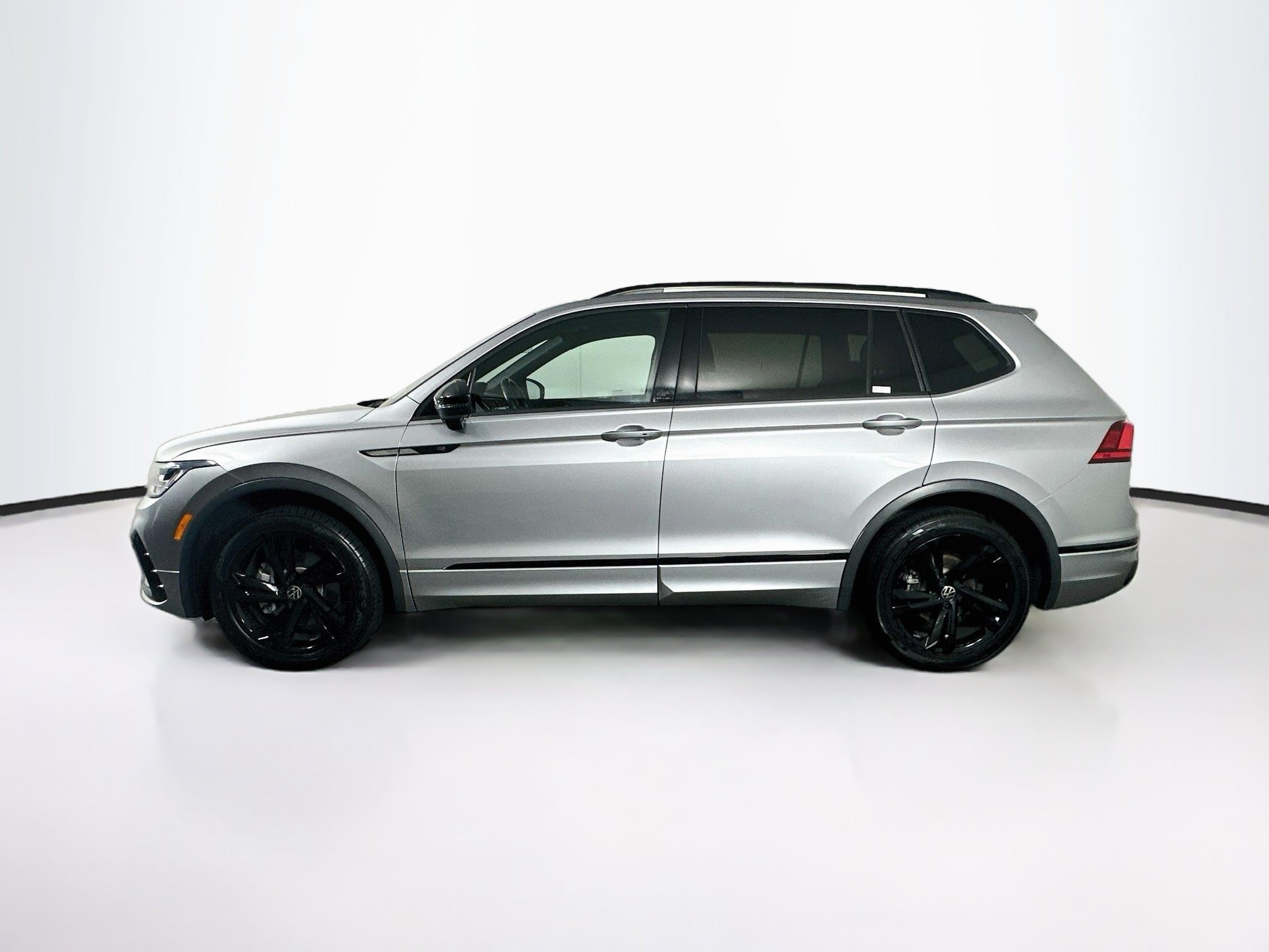 Used 2023 Volkswagen Tiguan SE R-Line FWD image 4