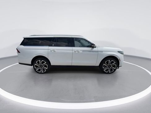 New 2026 Lincoln Navigator L Reserve AWD/4WD image 9