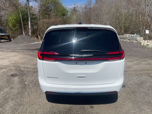 Used 2023 Chrysler Pacifica Touring-L FWD image 6
