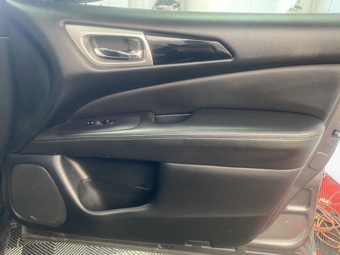 Used 2018 Nissan Pathfinder SV image 7