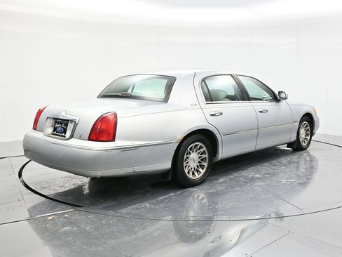Used 2002 Lincoln Town Car Signature image 5