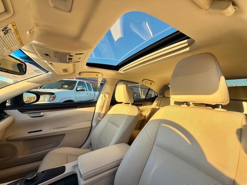 Used 2015 Lexus ES 350 Sedan w/ Premium Package image 4