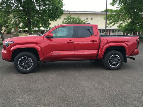 Used 2025 Toyota Tacoma SR5 AWD/4WD image 3