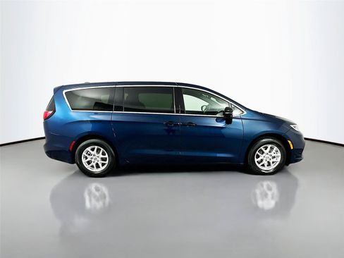 Used 2025 Chrysler Pacifica Select FWD image 17