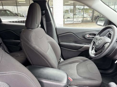 Used 2019 Jeep Cherokee Latitude w/ Popular Appearance Group FWD image 10