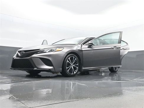 Used 2020 Toyota Camry SE image 32