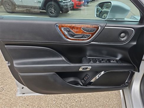 Used 2018 Lincoln Continental Reserve image 16