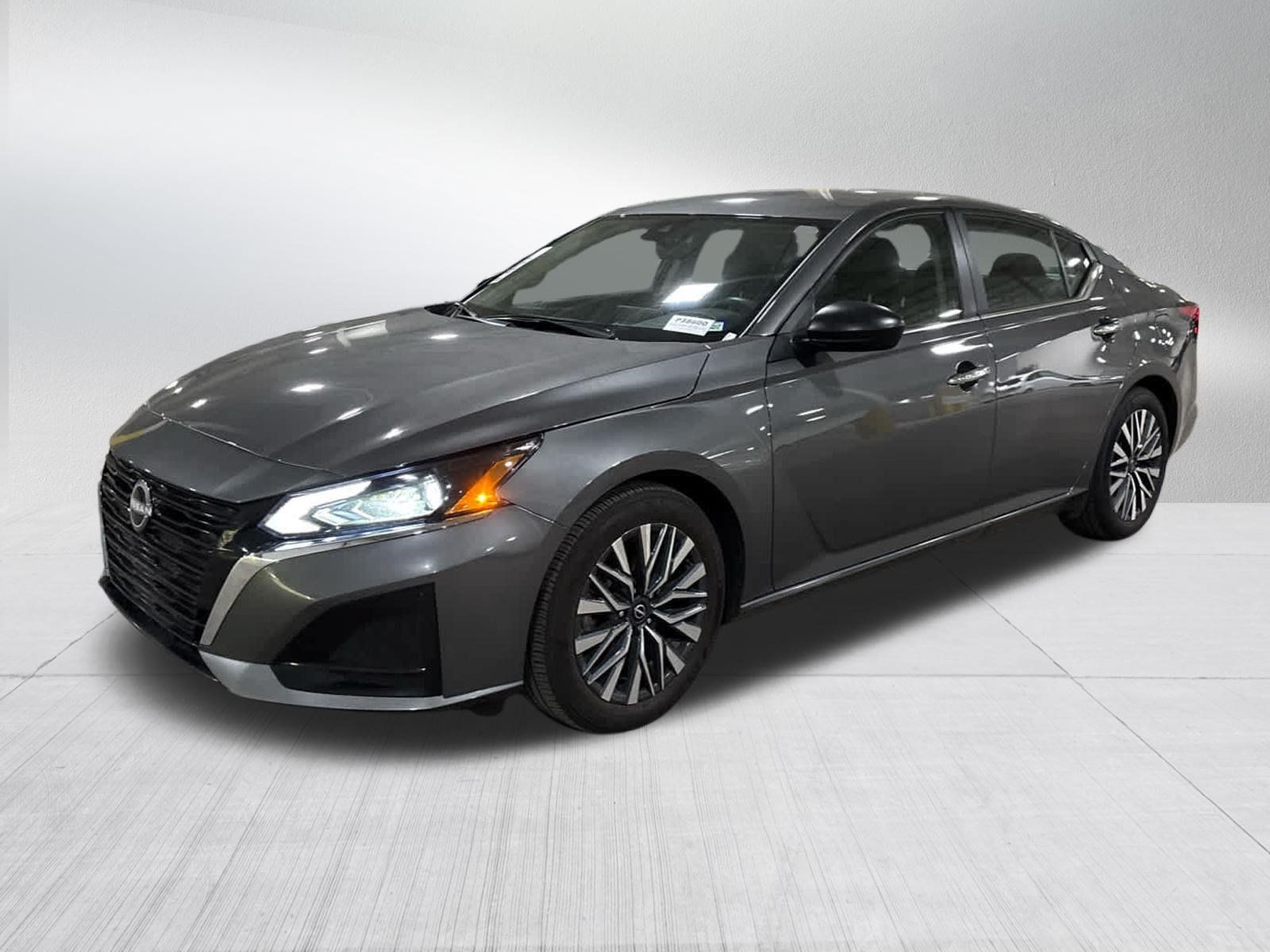 Used 2025 Nissan Altima 2.5 SV FWD image 3