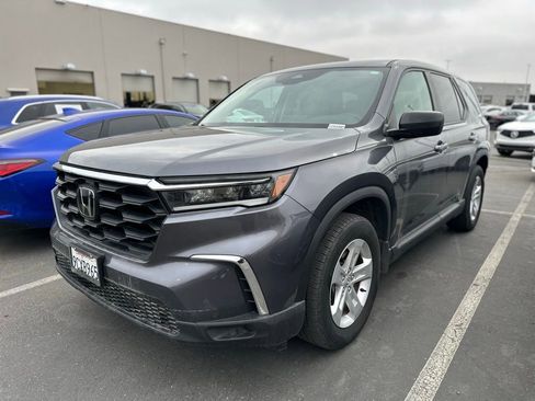 Used 2023 Honda Pilot LX image 3