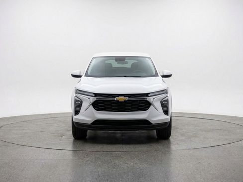 Used 2025 Chevrolet Trax LT FWD image 2