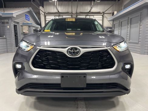 Used 2023 Toyota Highlander XLE AWD/4WD image 2
