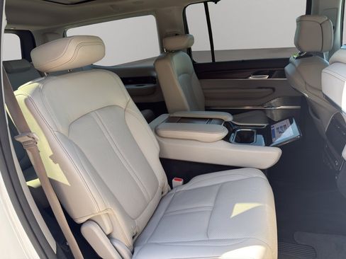 Used 2022 Jeep Grand Wagoneer Series I AWD/4WD image 17