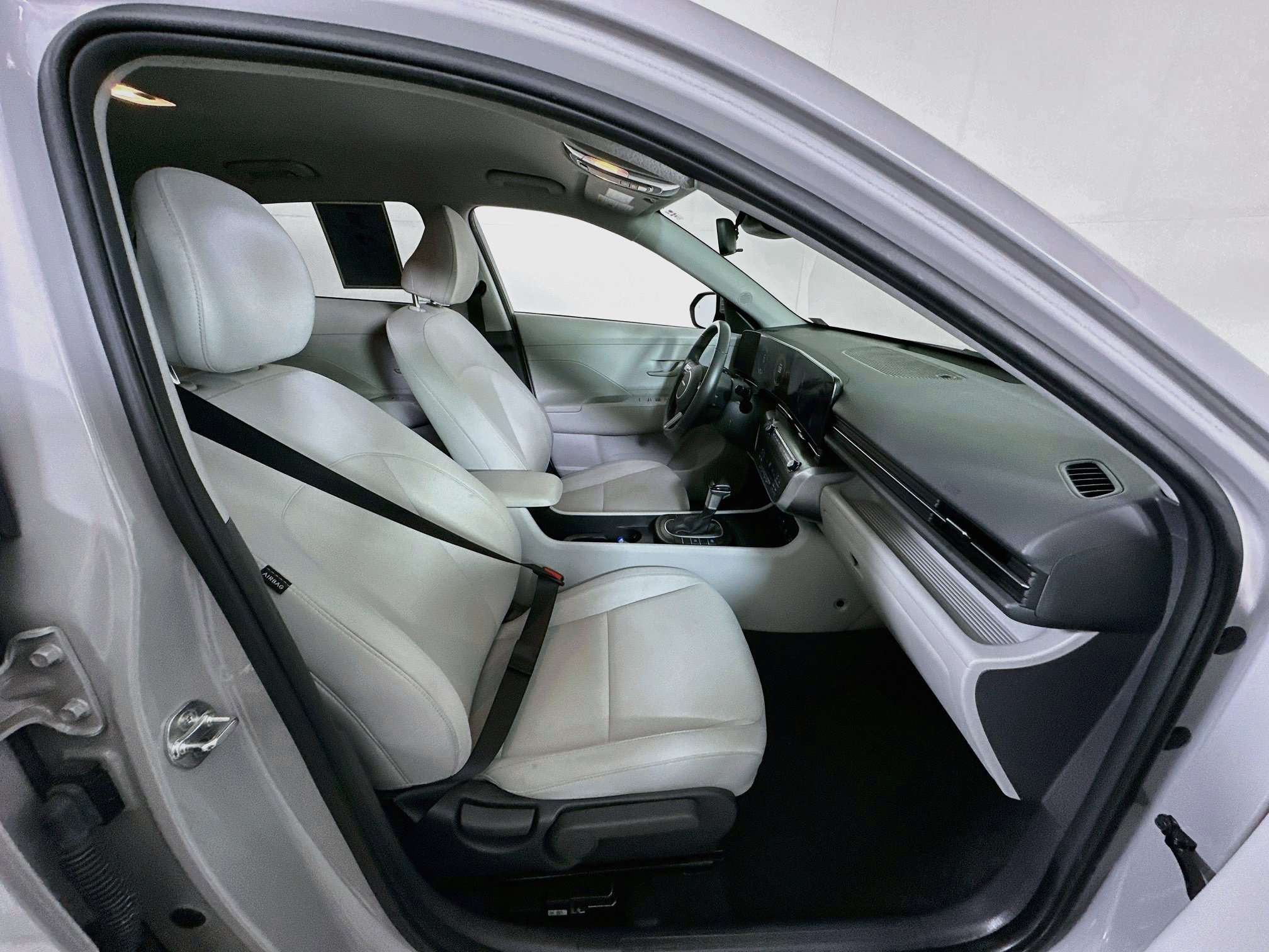 Used 2025 Hyundai Kona SEL FWD image 32