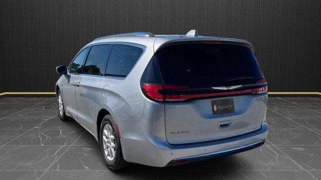 Used 2021 Chrysler Pacifica Touring-L FWD image 6