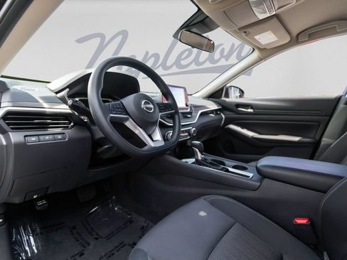 Used 2025 Nissan Altima 2.5 SV FWD image 4