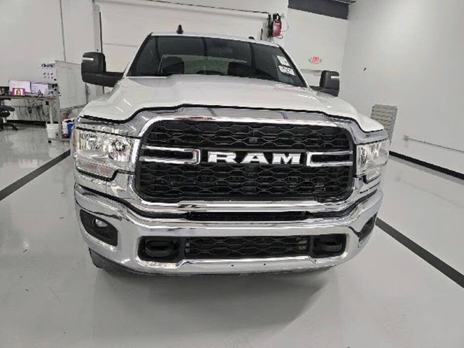 Used 2024 RAM 2500 Tradesman w/ Chrome Appearance Group AWD/4WD image 4
