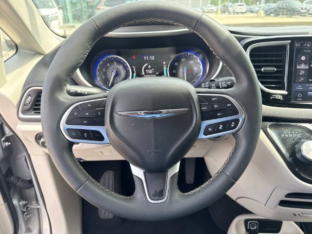 Used 2024 Chrysler Pacifica Touring-L FWD image 27