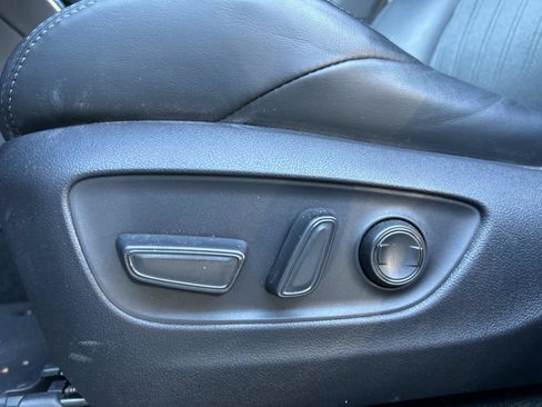 Used 2021 Toyota Venza XLE image 16