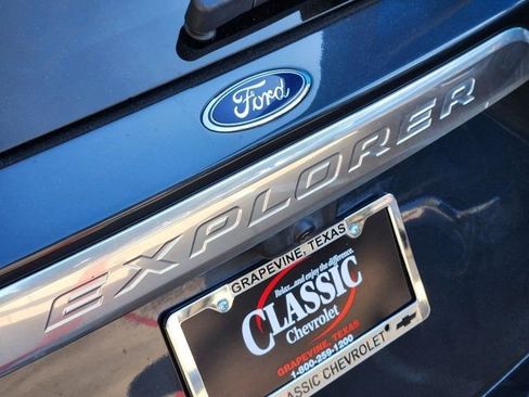 Used 2023 Ford Explorer Platinum w/ Premium Technology Package image 9