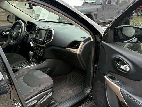 Used 2017 Jeep Cherokee Latitude image 10