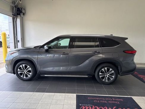 Used 2021 Toyota Highlander XLE FWD image 1