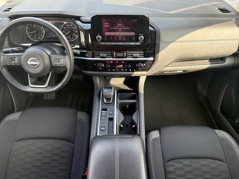 Used 2024 Nissan Pathfinder SV image 2