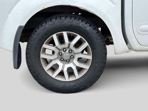 Used 2013 Nissan Frontier SL w/ Moonroof Pkg AWD/4WD image 11