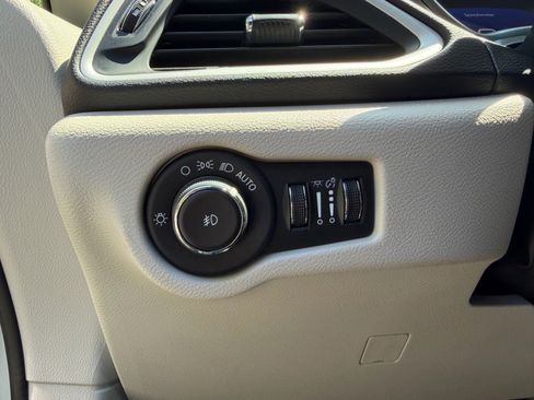 Used 2024 Chrysler Pacifica Touring-L FWD image 25