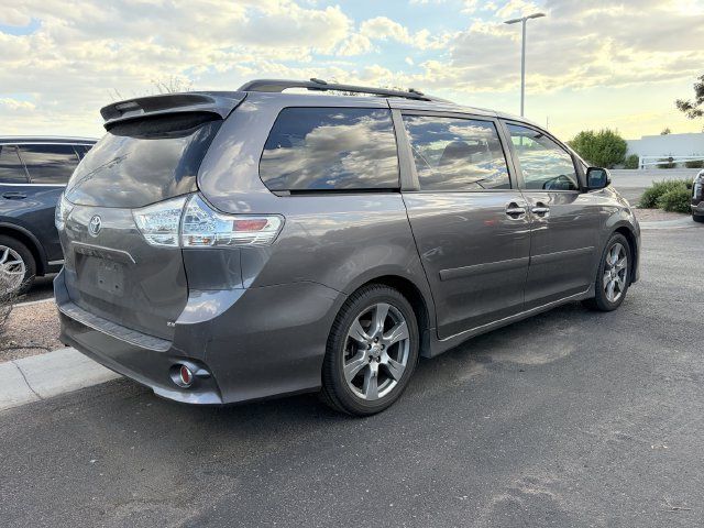 Used 2017 Toyota Sienna SE Premium FWD image 4