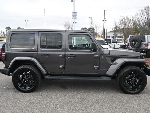 Used 2025 Jeep Wrangler Sahara image 16