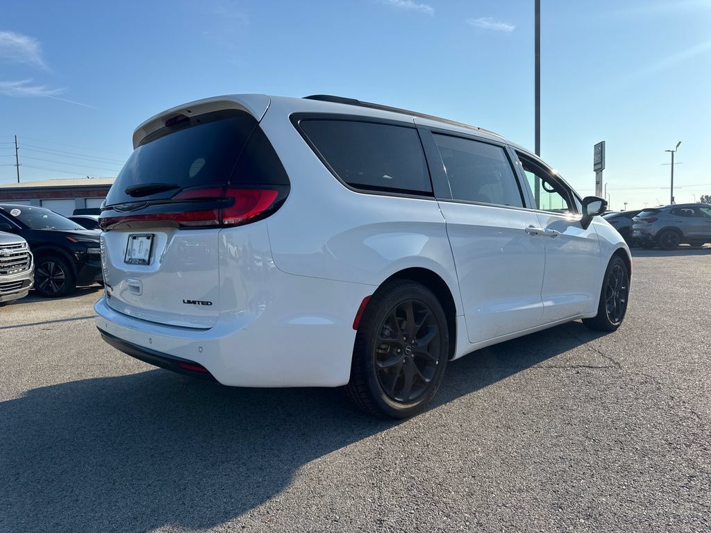Used 2025 Chrysler Pacifica Limited FWD image 7