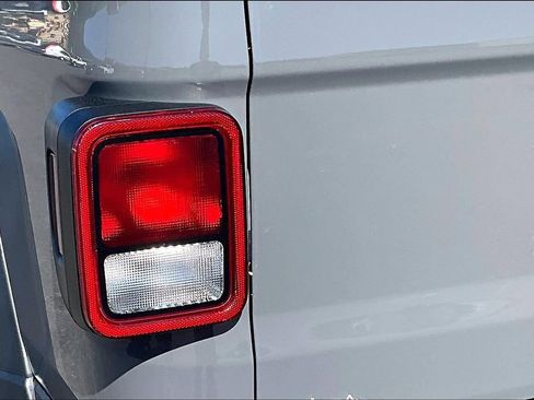 Used 2023 Jeep Gladiator Sport AWD/4WD image 30