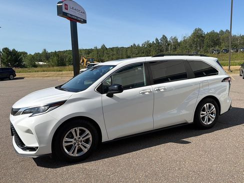 Used 2022 Toyota Sienna XSE w/ XSE Plus Package AWD/4WD image 4