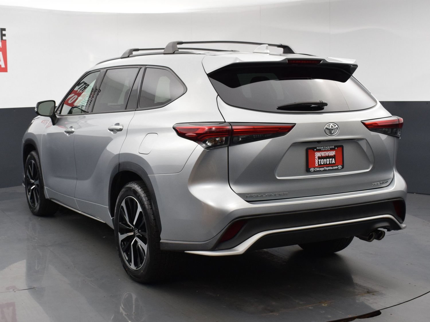 Used 2022 Toyota Highlander XSE AWD/4WD image 3
