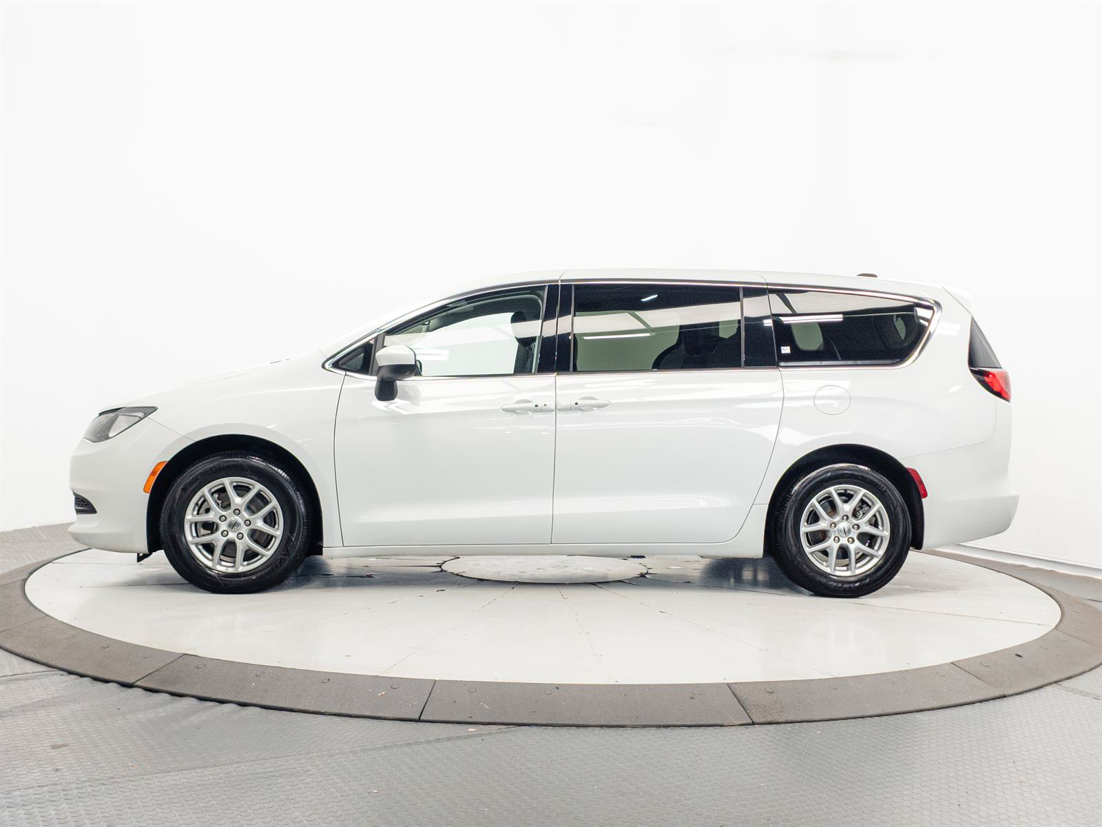 Used 2023 Chrysler Voyager LX FWD image 9