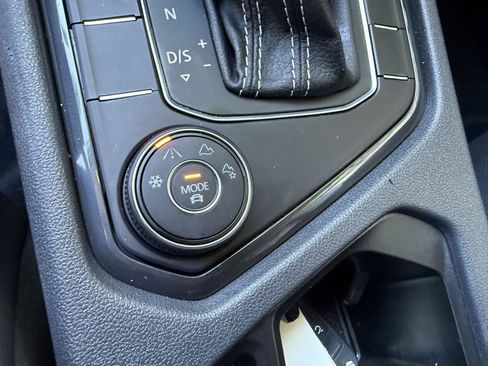 Used 2021 Volkswagen Tiguan SE AWD/4WD image 16