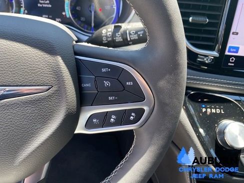 Used 2026 Chrysler Pacifica Limited FWD image 36