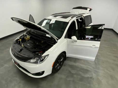 Used 2018 Chrysler Pacifica Limited w/ S Appearance Package image 50