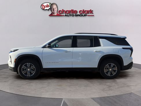 Used 2026 Chevrolet Traverse LT FWD image 2