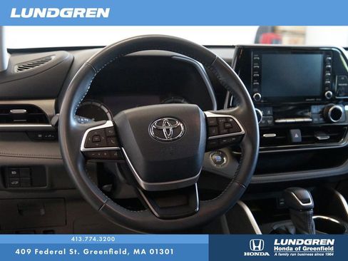 Used 2022 Toyota Highlander XLE AWD/4WD image 18