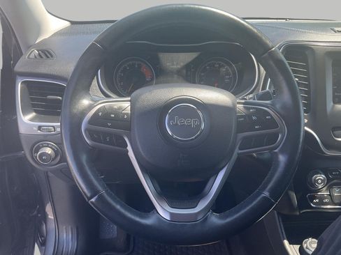Used 2019 Jeep Cherokee Latitude Plus w/ Cold Weather Group AWD/4WD image 5