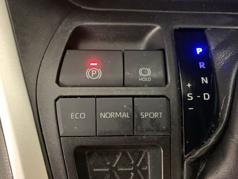 Used 2020 Toyota RAV4 XLE Premium FWD image 26