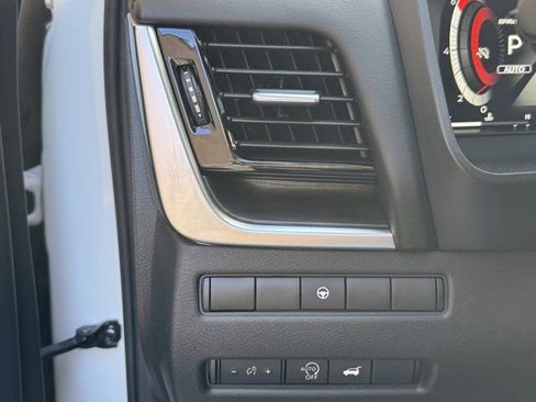Used 2023 Nissan Rogue Platinum AWD/4WD image 28