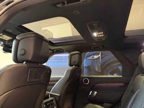 New 2025 Land Rover Discovery Dynamic SE image 13